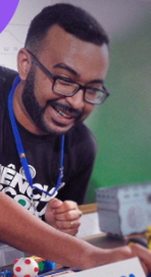 Professor Gustavo Santos Bezerra orientando estudantes em uma atividade de prototipação